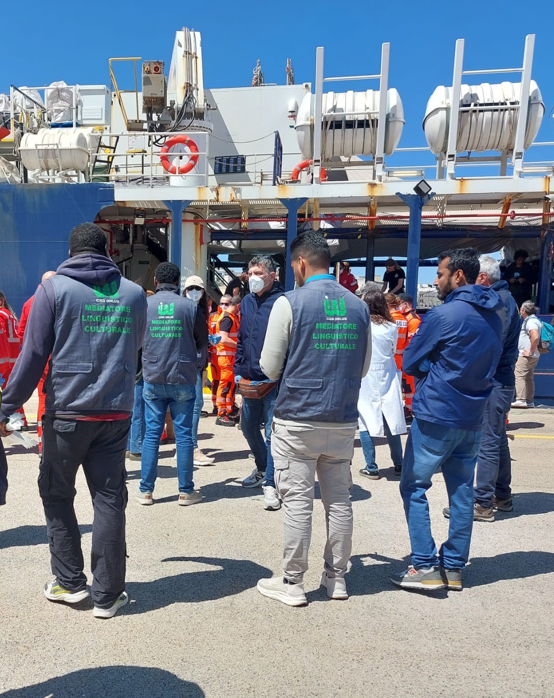 Galleria Protezione civile, l’assessore regionale a Brindisi per lo sbarco di 166 migranti - Diapositiva 1 di 5