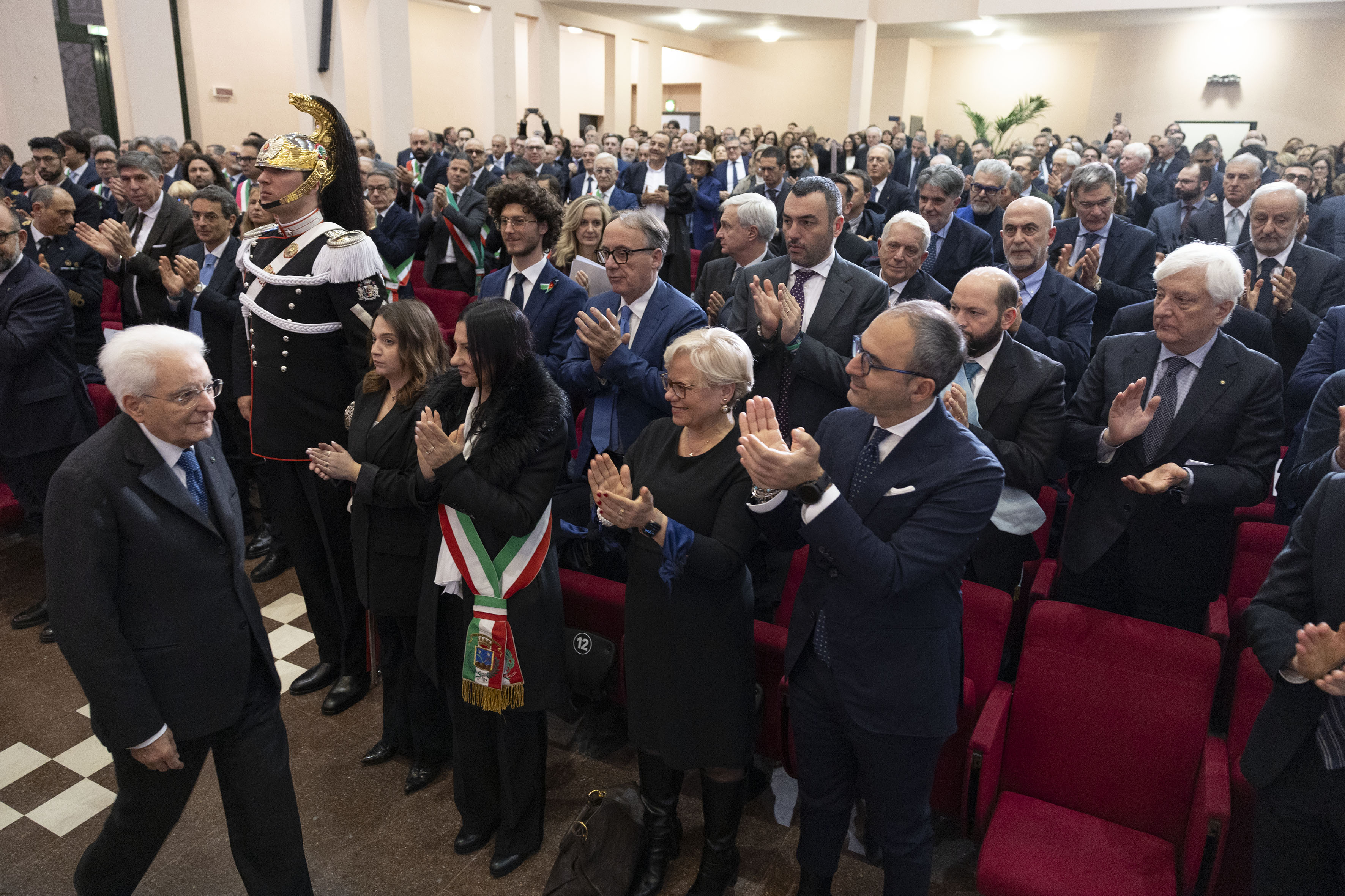 Galleria CELEBRAZIONE DEL 70° ANNO ACCADEMICO DELL’UNIVERSITÀ DEL SALENTO ALLA PRESENZA DEL PRESIDENTE MATTARELLA. DICHIARAZIONI DI EMILIANO, PIEMONTESE, LEO E DELLI NOCI - Diapositiva 12 di 19