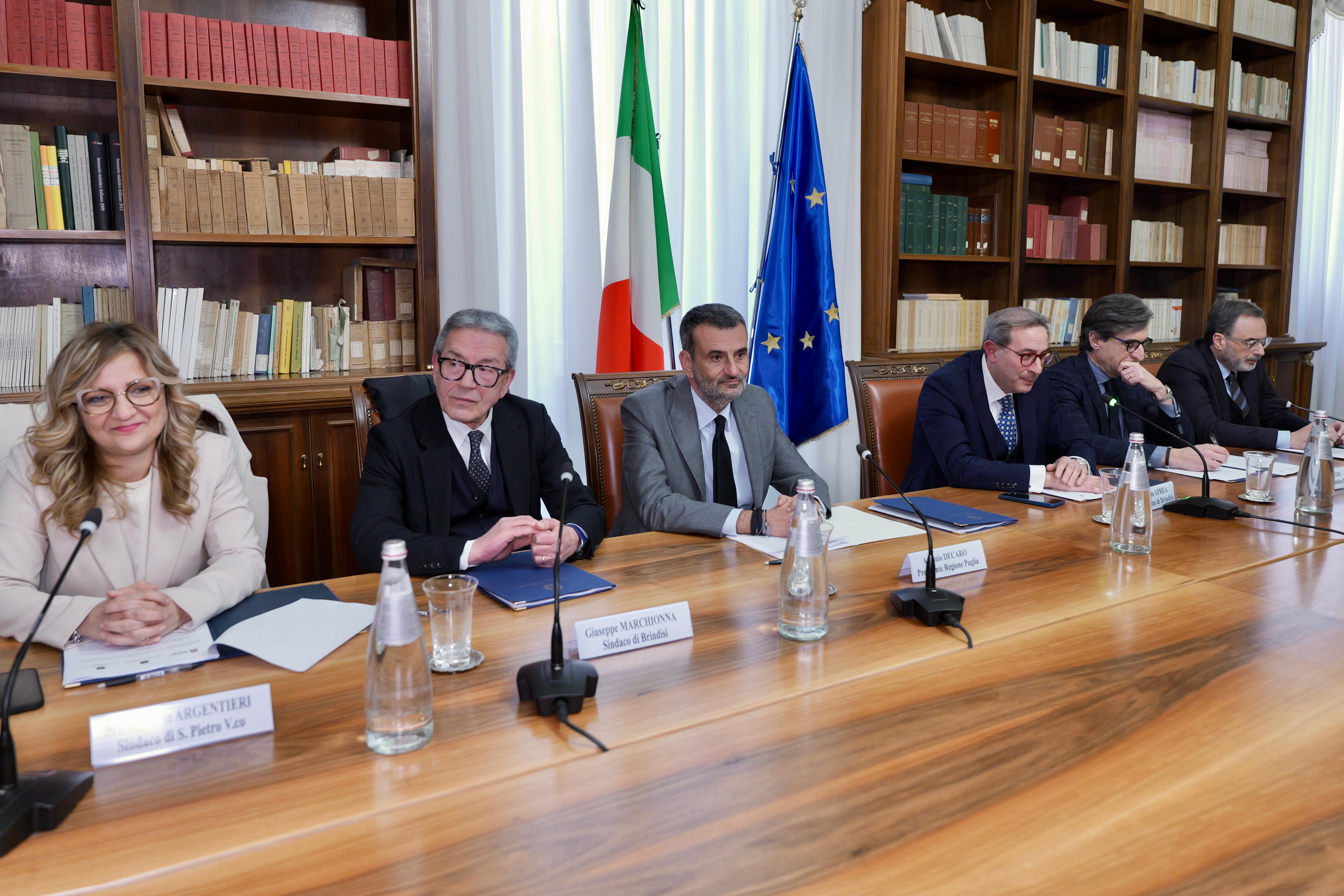 Galleria Contrasto al caporalato, firmato oggi a Brindisi il Protocollo d’intesa tra Regione Puglia, Prefettura e Procura di Brindisi - Diapositiva 2 di 4